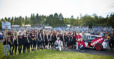 Kim Holmgaard med alle grid girls ved Grand Prix Danmark.